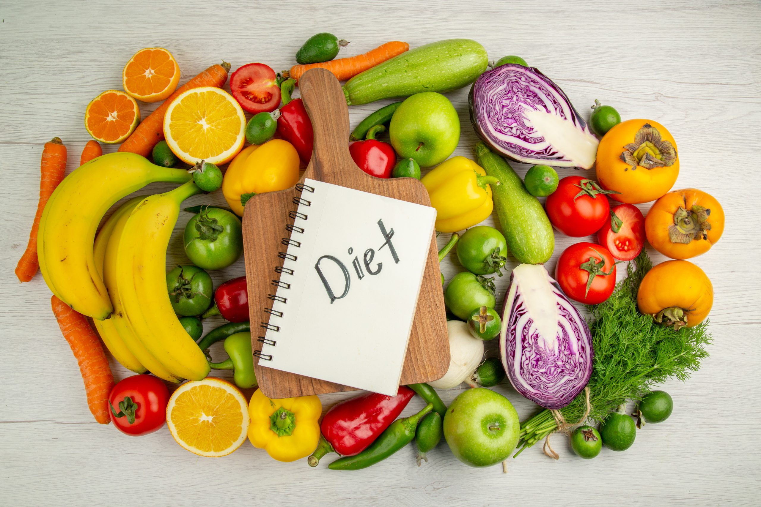 Plate of low glycemic index foods for prediabetes including vegetables, lean protein, and whole grains
