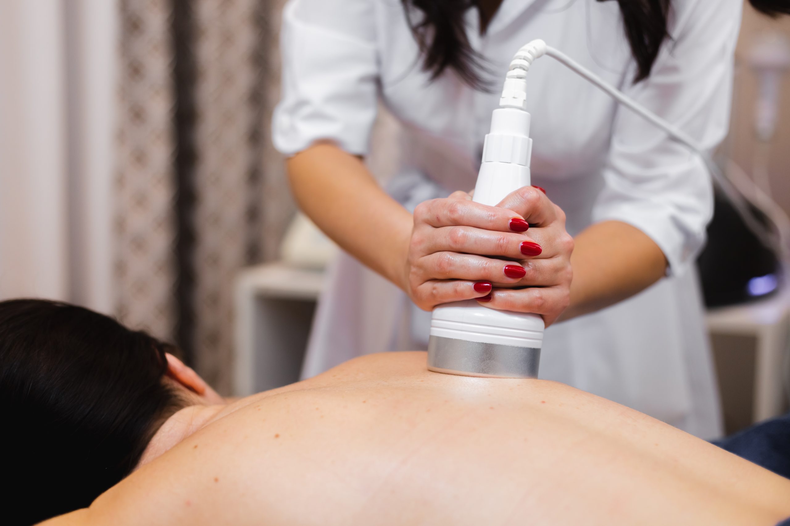 Person relaxing during a non surgical body treatment