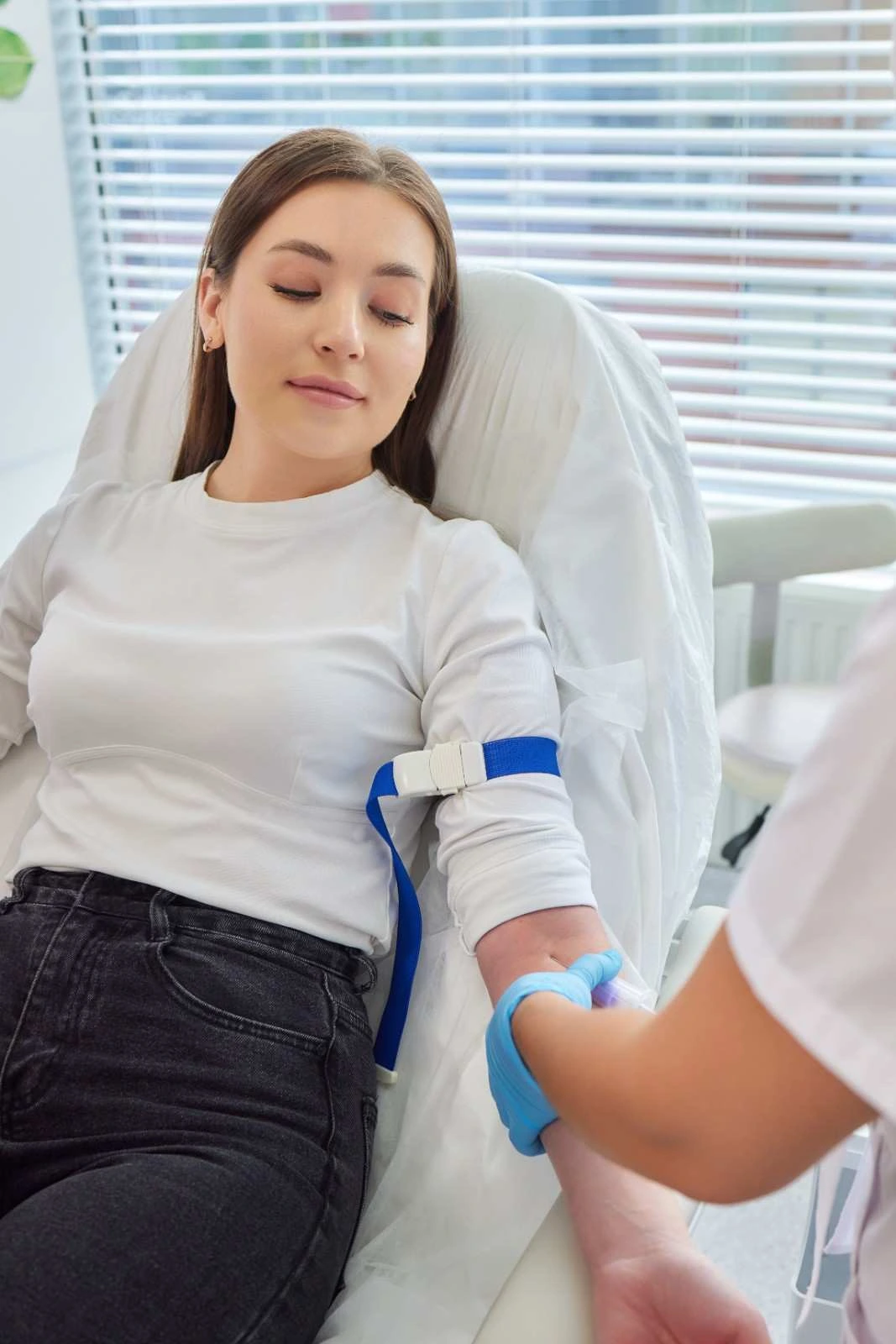 Medical professional administering a lipotropic fat burning injection into a patient's upper arm.